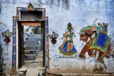 Hindistan 'ın Rajasthan kentindeki eski Bundi kasabasının duvarındaki geleneksel tablolar..