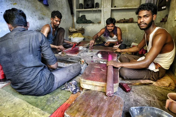 Bundi Índia Agosto 2020 Homens Fazendo Pulseiras Pequeno Workshop Cidade — Fotografia de Stock