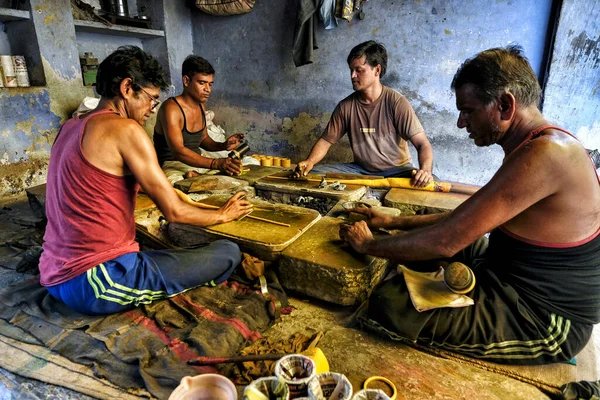 2020年8月 インド ブンディ ラジャスタン州ブンディで2020年8月10日に旧市街の小さな工房でブレスレットを作る男性 インド — ストック写真