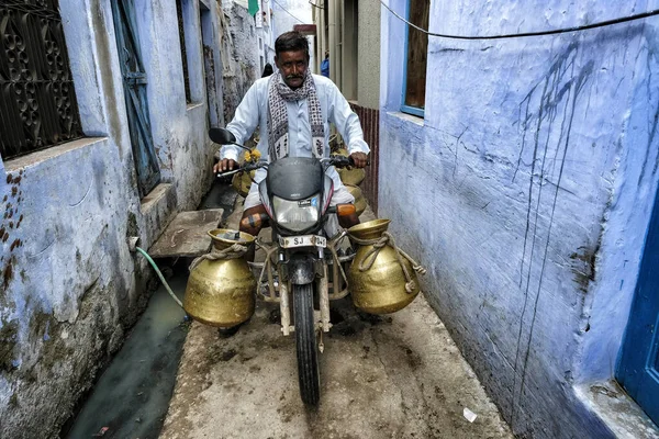 Bundi, Hindistan - Ağustos 2020: 10 Ağustos 2020 'de Bundi, Rajasthan' daki eski Bundi kasabasında sokak sütçüsü. Hindistan