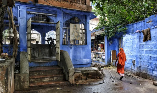 Jodhpur, Hindistan - Ağustos 2020: Jodhpur 'da 16 Ağustos 2020' de Hindistan 'ın Rajasthan kentinde bir kadın yürüyor.