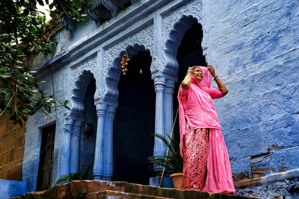 Jodhpur Índia Agosto 2020 Uma Mulher Andando Por Uma Rua — Fotografia de Stock