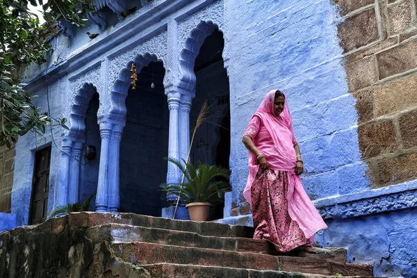 Jodhpur Indie Srpen 2020 Žena Kráčí Ulicí Jodhpuru Srpna 2020 — Stock fotografie