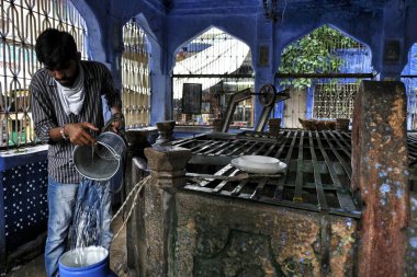 Jodhpur, Hindistan - Ağustos 2020: 16 Ağustos 2020 'de Hindistan' ın Rajasthan kentindeki Jodhpur kuyusundan su çeken bir adam.