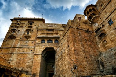 Jaisalmer, Hindistan - 20 Ağustos 2020: Jaisalmer Kalesine giriş kapısı 20 Ağustos 2020 Jaisalmer, Rajasthan, Hindistan.