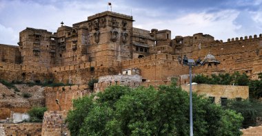 Jaisalmer, Hindistan - Ağustos 2020: Jaisalmer Kalesi Sarayı Cephesi 20 Ağustos 2020 Jaisalmer, Rajasthan, Hindistan.