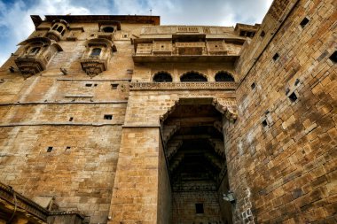 Jaisalmer, Hindistan - 20 Ağustos 2020: Jaisalmer Kalesine giriş kapısı 20 Ağustos 2020 Jaisalmer, Rajasthan, Hindistan.