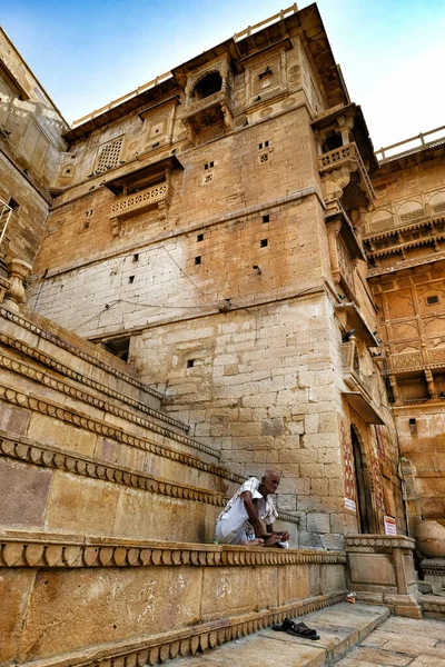 Jaisalmer Ινδία Αύγουστος 2020 Ένας Άνθρωπος Κάθεται Στην Είσοδο Του — Φωτογραφία Αρχείου