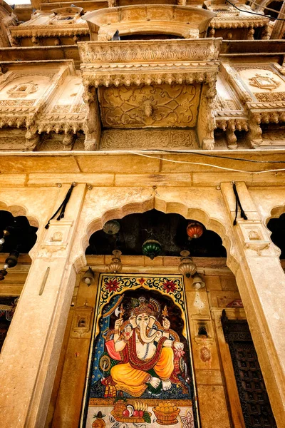Jaisalmer, Hindistan - Ağustos 2020: Jaisalmer Kalesi 'nde 20 Ağustos 2020 tarihinde Jaisalmer, Rajasthan, Hindistan' da bir haveli cephesinin ayrıntıları.