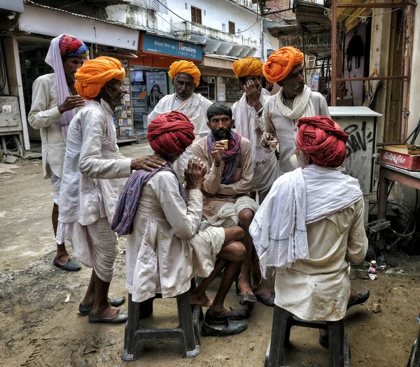 プシュカル インド 2020年8月 インドのラジャスタン州で2020年8月24日にプシュカルで紅茶を飲む赤いターバンの男性のグループ — ストック写真