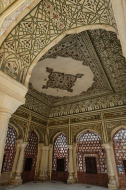 Jaipur, Hindistan - Ağustos 2020: Jaipur, Hindistan 'da 27 Ağustos 2020 tarihinde en karakteristik anıt olan Hawa Mahal manzarası.