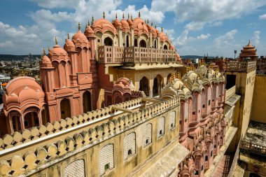 Jaipur, Hindistan - Ağustos 2020: Jaipur, Hindistan 'da 27 Ağustos 2020 tarihinde en karakteristik anıt olan Hawa Mahal manzarası.