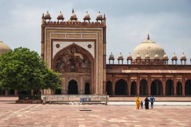 Fatehpur Sikri, Hindistan - Eylül 2020: Fatehpur Sikri 'deki Jama Mescidi camisini ziyaret eden bir aile 4 Eylül 2020' de Uttar Pradesh, Hindistan.
