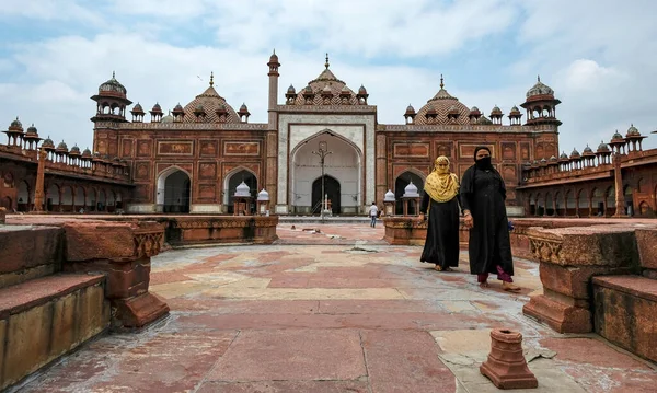 Agra Indien September 2020 Kvinna Lämnar Jama Masjid Moskén Ligger Royaltyfria Stockbilder