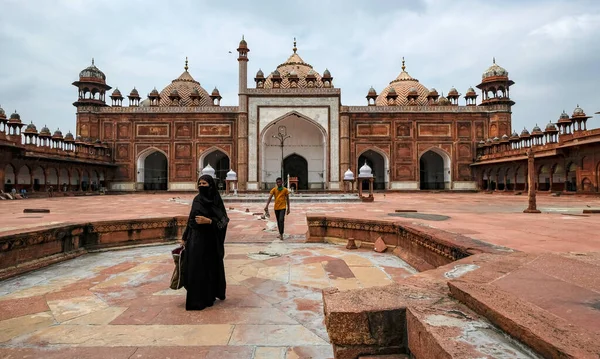 Agra Indien September 2020 Kvinna Lämnar Jama Masjid Moskén Ligger Royaltyfria Stockfoton