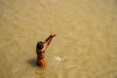 Varanasi, Hindistan - Eylül 2020: 11 Eylül 2020 'de Hindistan' ın Uttar Pradesh kentindeki Ganj Nehri 'nde bir adam adak adadı..