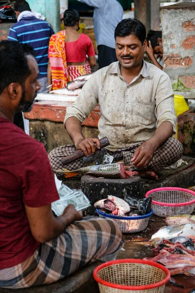 Varanasi India Septiembre 2020 Hombre Vendiendo Pescado Mercado Varanasi Septiembre —  Fotos de Stock