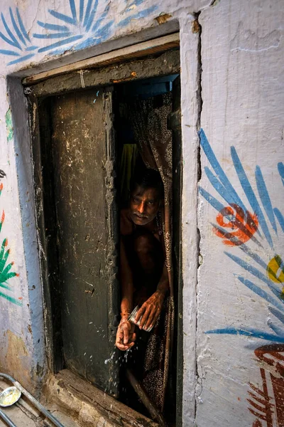インドのバラナシ 2020年9月 インドのウッタル プラデーシュ州で2020年9月11日にバラナシの自宅の玄関先で手を洗う男 — ストック写真