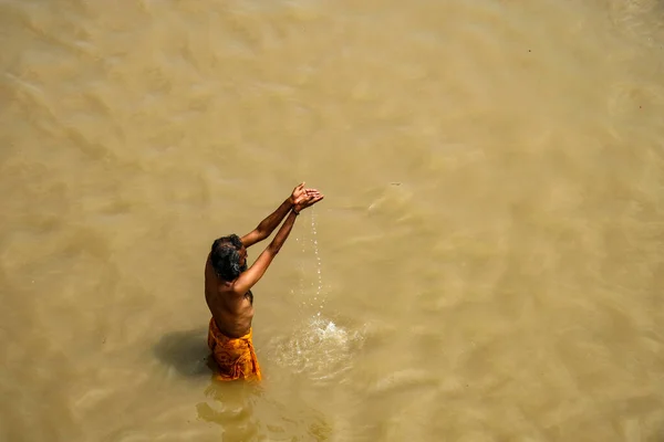 Varanasi Indien September 2020 Man Som Gör Ett Offer Ganges — Stockfoto