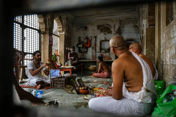 Varanasi Índia Setembro 2020 Homens Recebendo Ensinamentos Hindus Ashram Varanasi — Fotografia de Stock