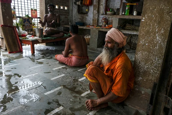 Varanasi Índia Setembro 2020 Homens Recebendo Ensinamentos Hindus Ashram Varanasi — Fotografia de Stock