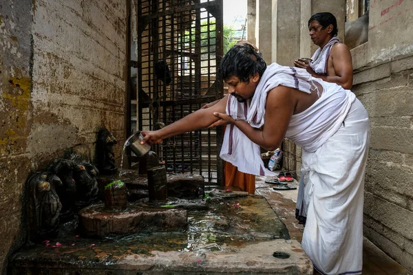 Varanasi Inde Septembre 2020 Des Hommes Reçoivent Des Enseignements Hindous — Photo