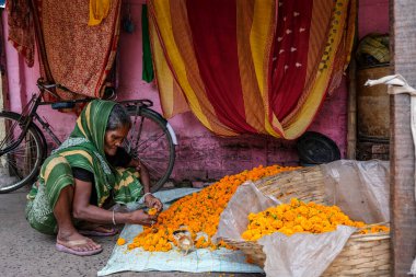 Kolkata, Hindistan - Eylül 2020: Mullik Ghat çiçek pazarında çiçek satıcısı 26 Eylül 2020 tarihinde Kolkata, Batı Bengala, Hindistan.