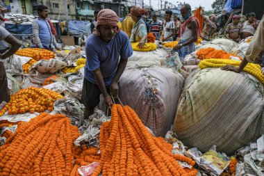 Kolkata, Hindistan - Eylül 2020: Mullik Ghat çiçek pazarındaki çiçek satıcıları 26 Eylül 2020, Kolkata, Batı Bengala, Hindistan.