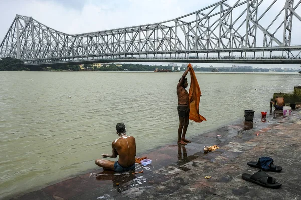 Kolkata Indien September 2020 Människor Som Tvättar Sig Floden Hooapproximativt — Stockfoto