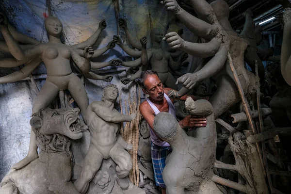 Kolkata Indien September 2020 Ein Handwerker Fertigt Ton Und Strohskulpturen — Stockfoto