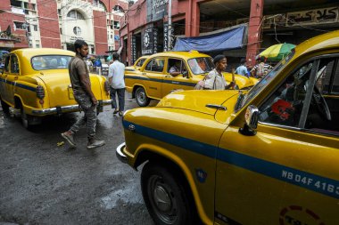 Kolkata, Hindistan - Ekim 2020: Kolkata 'nın Yeni Pazarı' nda 7 Ekim 2020 'de Batı Bengala, Hindistan' da taksiler arasında yürüyen bir adam.