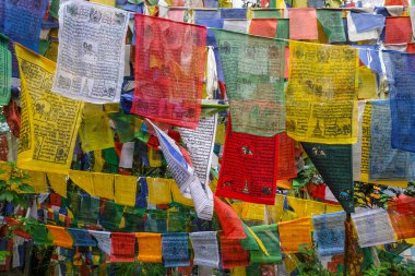 Darjeeling, Hindistan - Ekim 2020: Gözlemevi 'ndeki Mahakal tapınağında bayraklar 13 Ekim 2020' de Darjeeling, Batı Bengala, Hindistan.