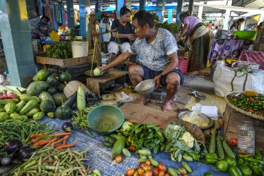 Kalimpong, Hindistan - Ekim 2020: 17 Ekim 2020 'de Batı Bengala, Hindistan' daki Haat Bazaar 'da sebze satan bir adam.