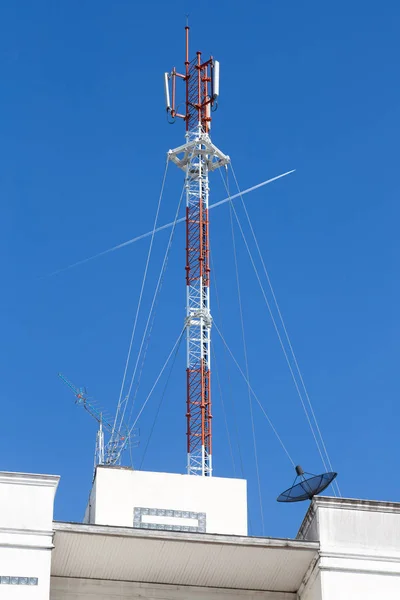 Een cellocatie, een celtoren of een mobiel basisstation — Stockfoto