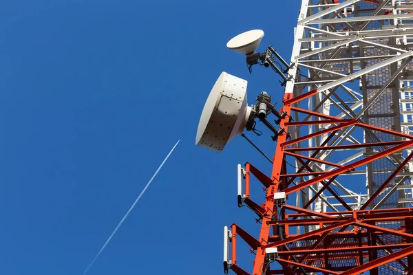 Een cellocatie, een celtoren of een mobiel basisstation — Stockfoto