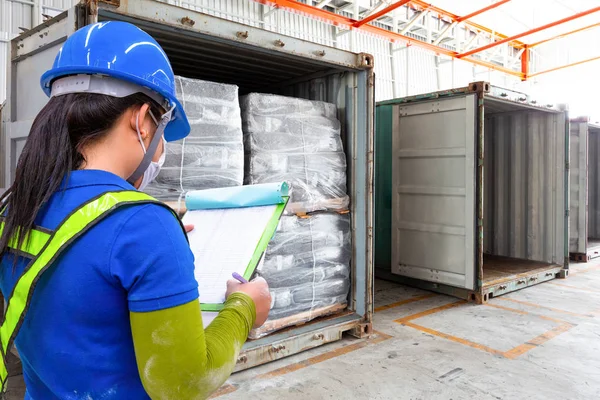 Os funcionários estão verificando os itens da lista de produtos em recipientes — Fotografia de Stock