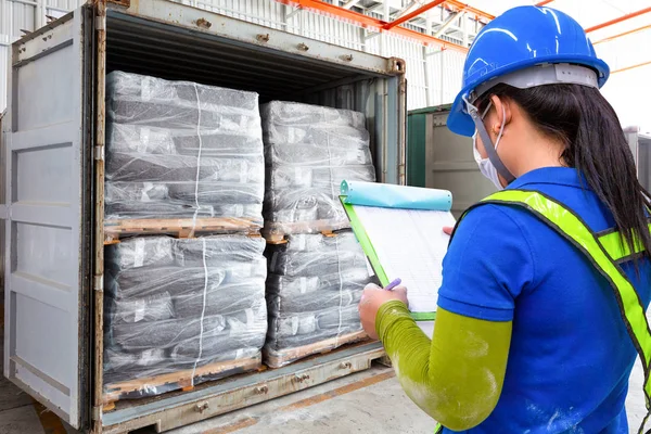 Personel konteynerlerde ürün listesi öğeleri kontrol ediyor