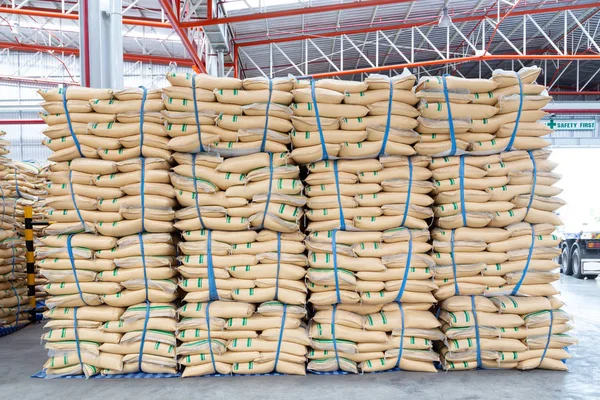 Gestapelde zakken suiker in magazijn wachten op transport — Stockfoto