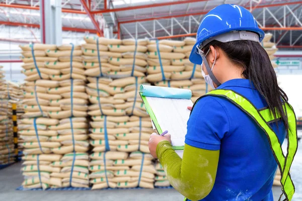Staplade säckar med socker i lager väntar på transport — Stockfoto