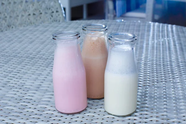 Bouteilles Avec Milkshake Sur Table — Photo