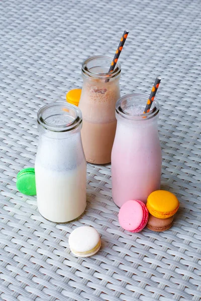 Bouteilles Avec Milkshake Macarons Sur Table — Photo