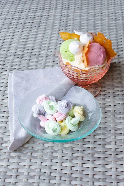 Crème Glacée Boules Une Assiette Avec Guimauves — Photo