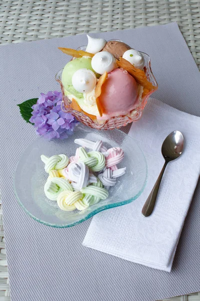 Crème Glacée Boules Une Assiette Avec Guimauves — Photo