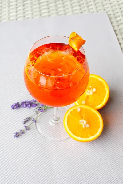 Alcoholische Cocktail Met Ijs Sinaasappels Een Grijze Achtergrond — Stockfoto