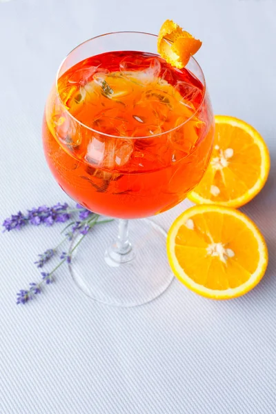 Alcoholische Cocktail Met Ijs Sinaasappels Een Grijze Achtergrond — Stockfoto