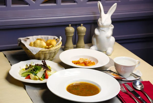 Comedor Restaurante Con Sopa Pasta Ensalada Pan Imágenes De Stock Sin Royalties Gratis