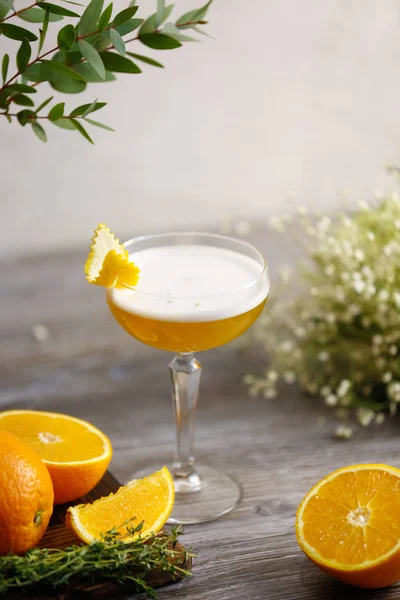 Alcoholische Cocktail Met Sinaasappel Rozemarijn Wit Schuim — Stockfoto