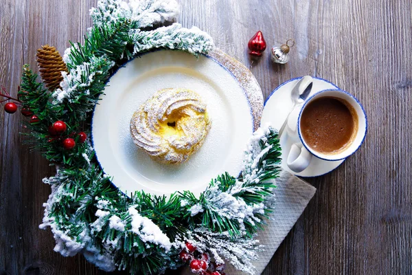 Sıcak Çikolata Noel Çelenk Süslemeleri Ile Muhallebi Kek — Stok fotoğraf