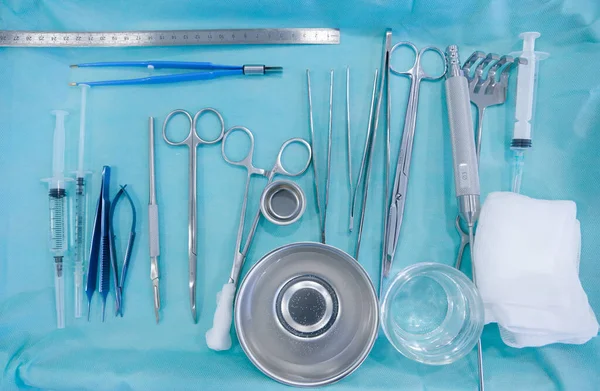 Mesa Médica Con Herramientas Para Realizar Cirugía Plástica —  Fotos de Stock