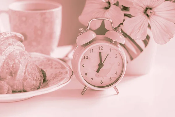 Frühstück Bett Wecker Rosa Tönung Kaffee Und Croissant Blumen — Stockfoto